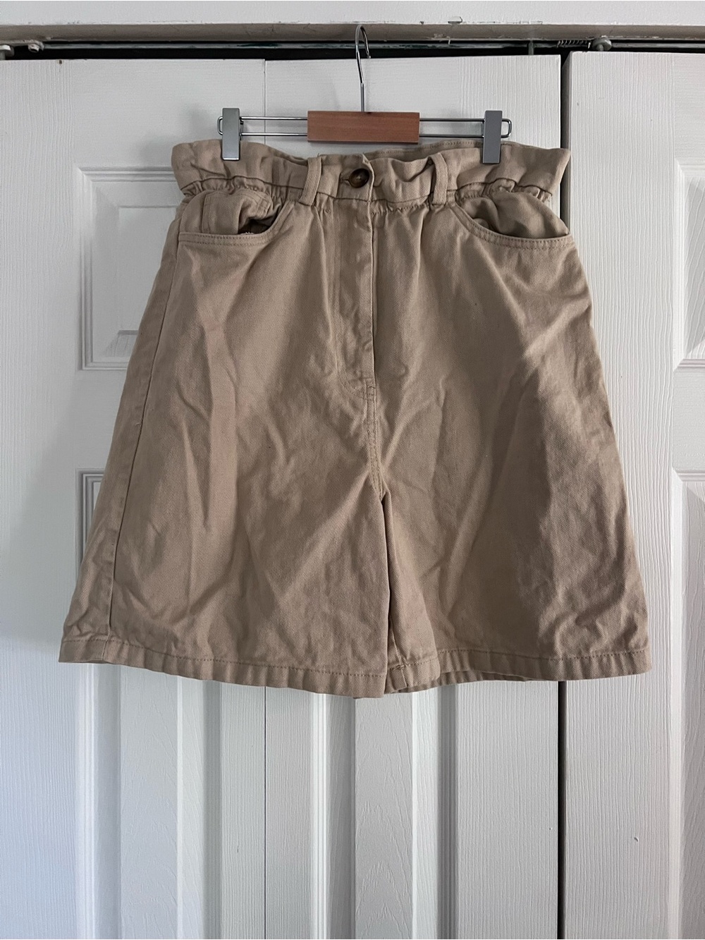 3/$50 ✨ —H&M Beige Paperbag Waist Shorts, size 6